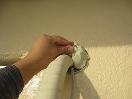 配管穴のパテ埋め作業