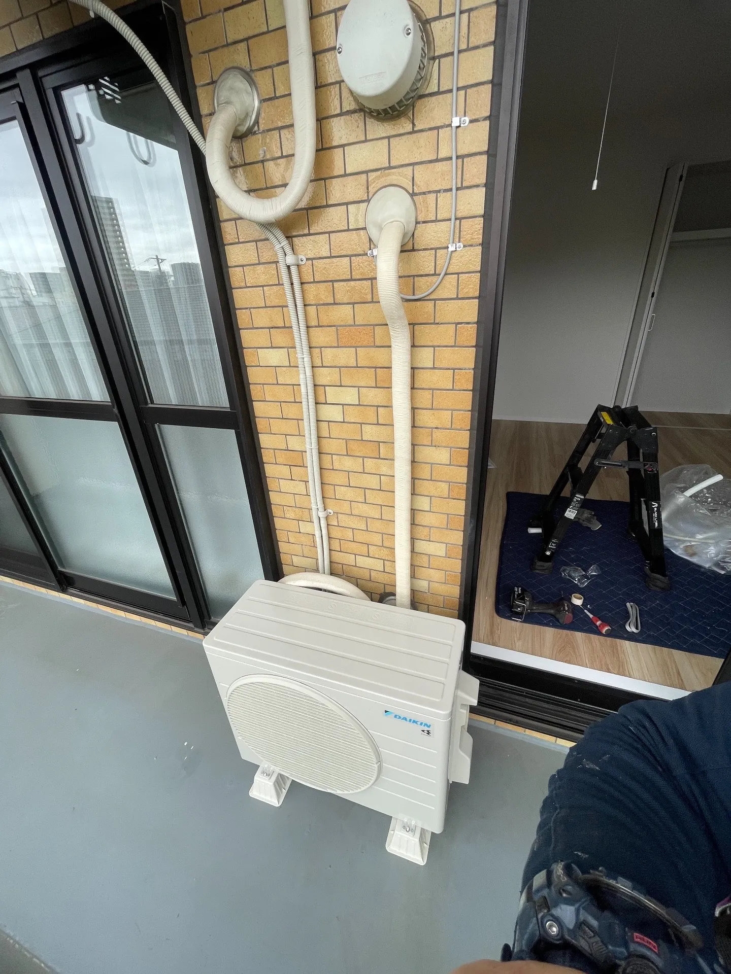 施工後ベランダ側室外機