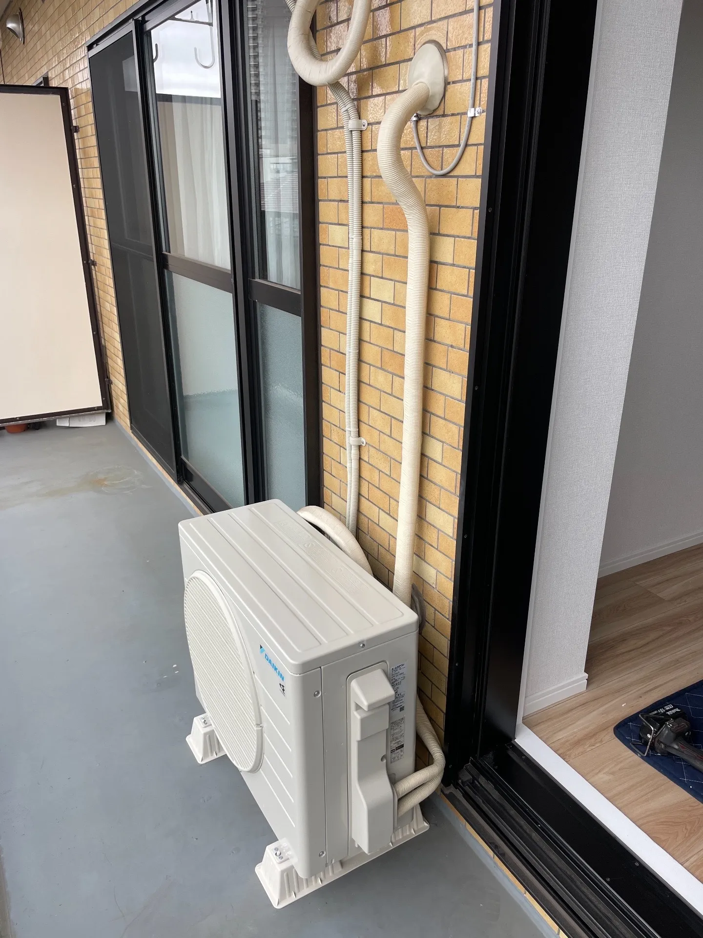施工後ベランダ側室外機