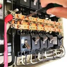 コンセントのままでOK？電圧切り替えが難しい家のエアコン対策