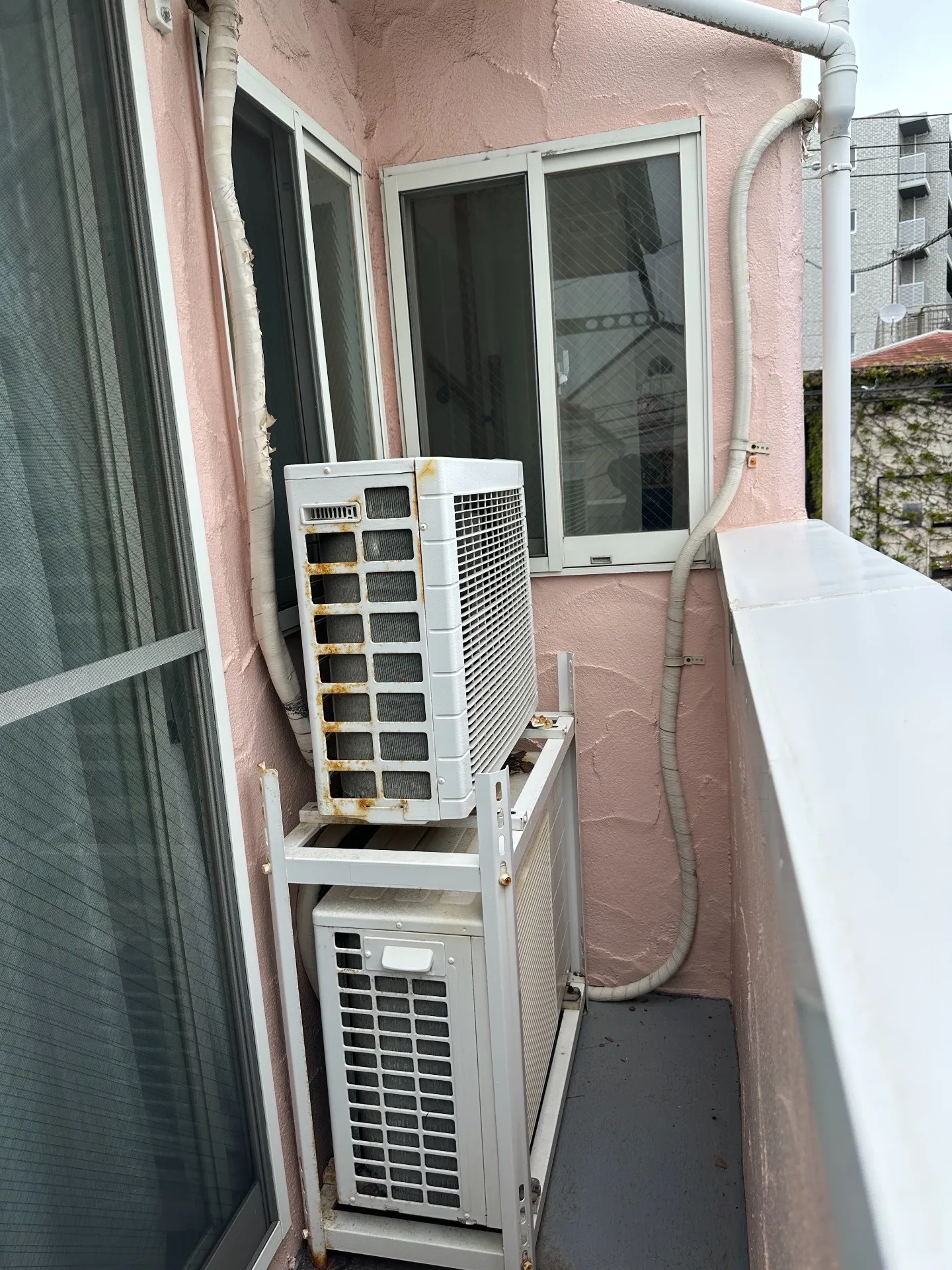 施工前２段置き室外機