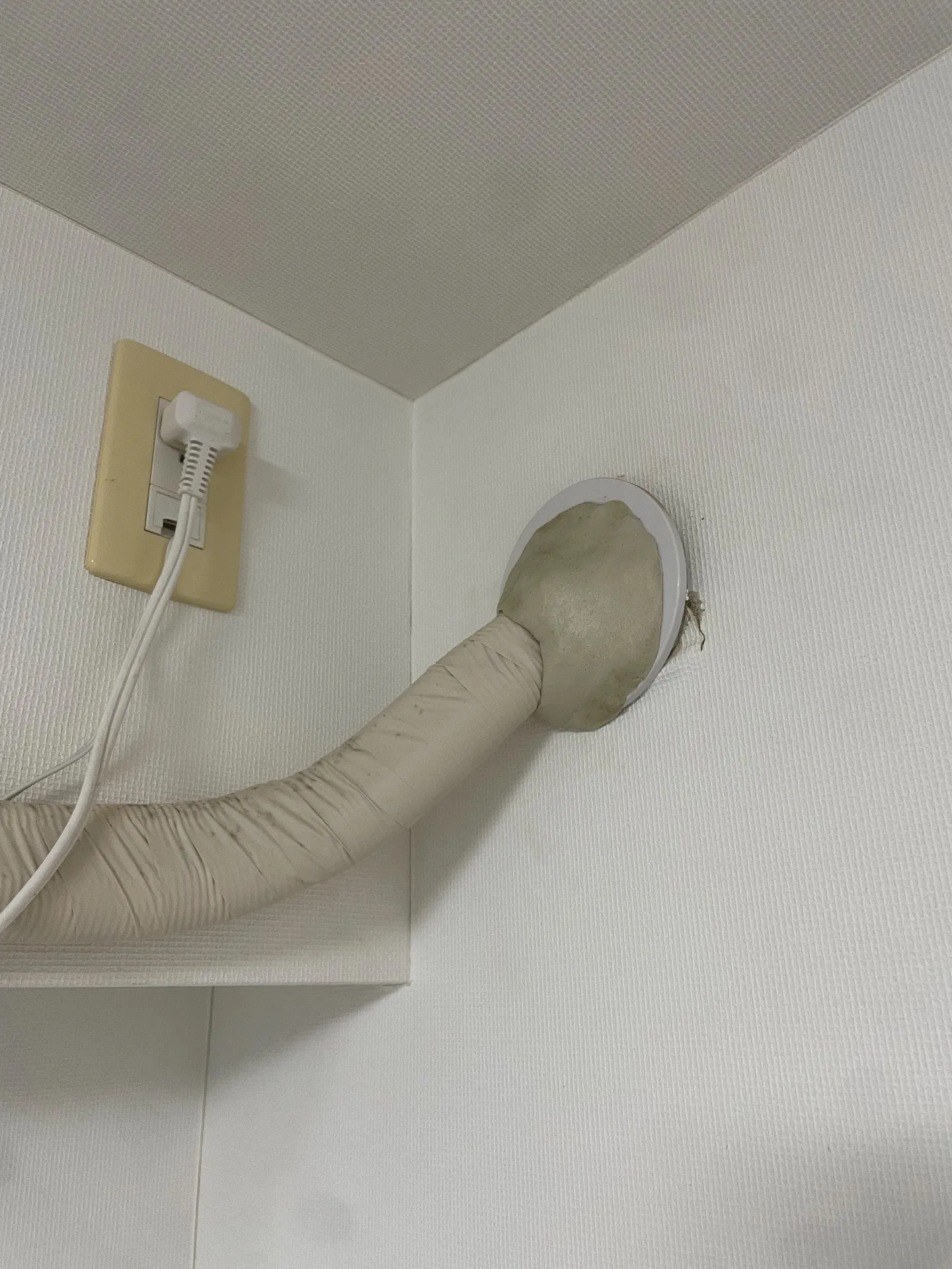 施工前室内貫通部パテ