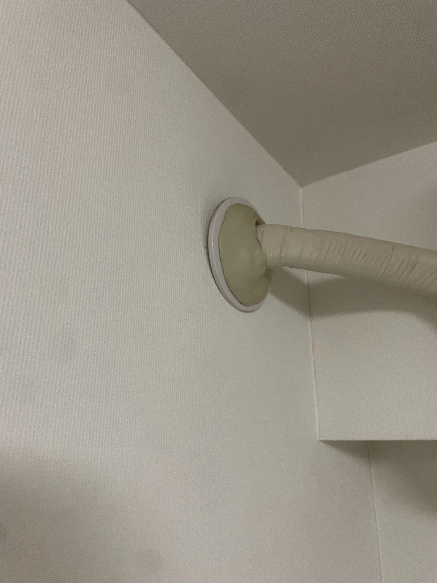 施工前室内貫通部パテ