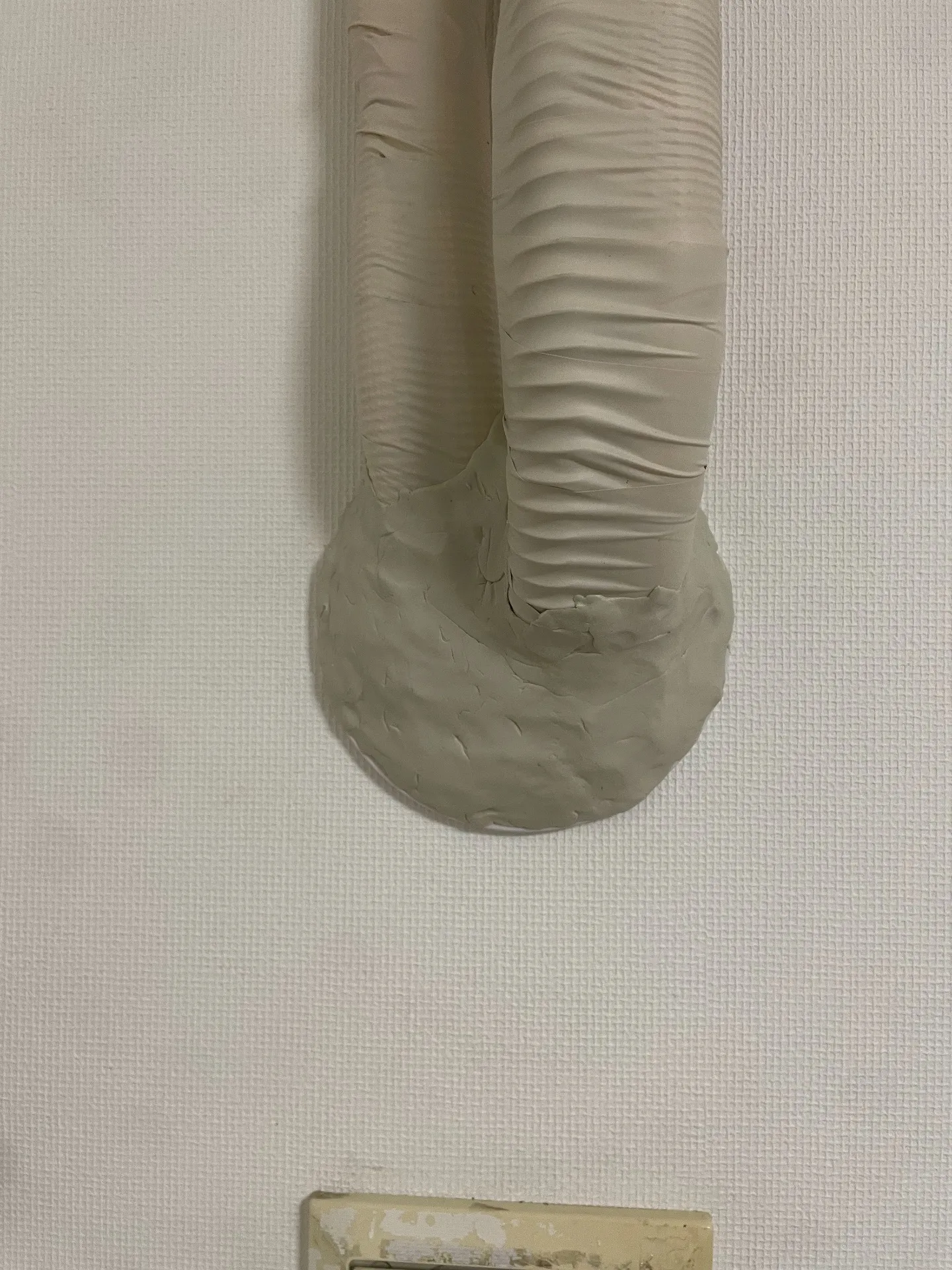 施工前室内貫通部パテ