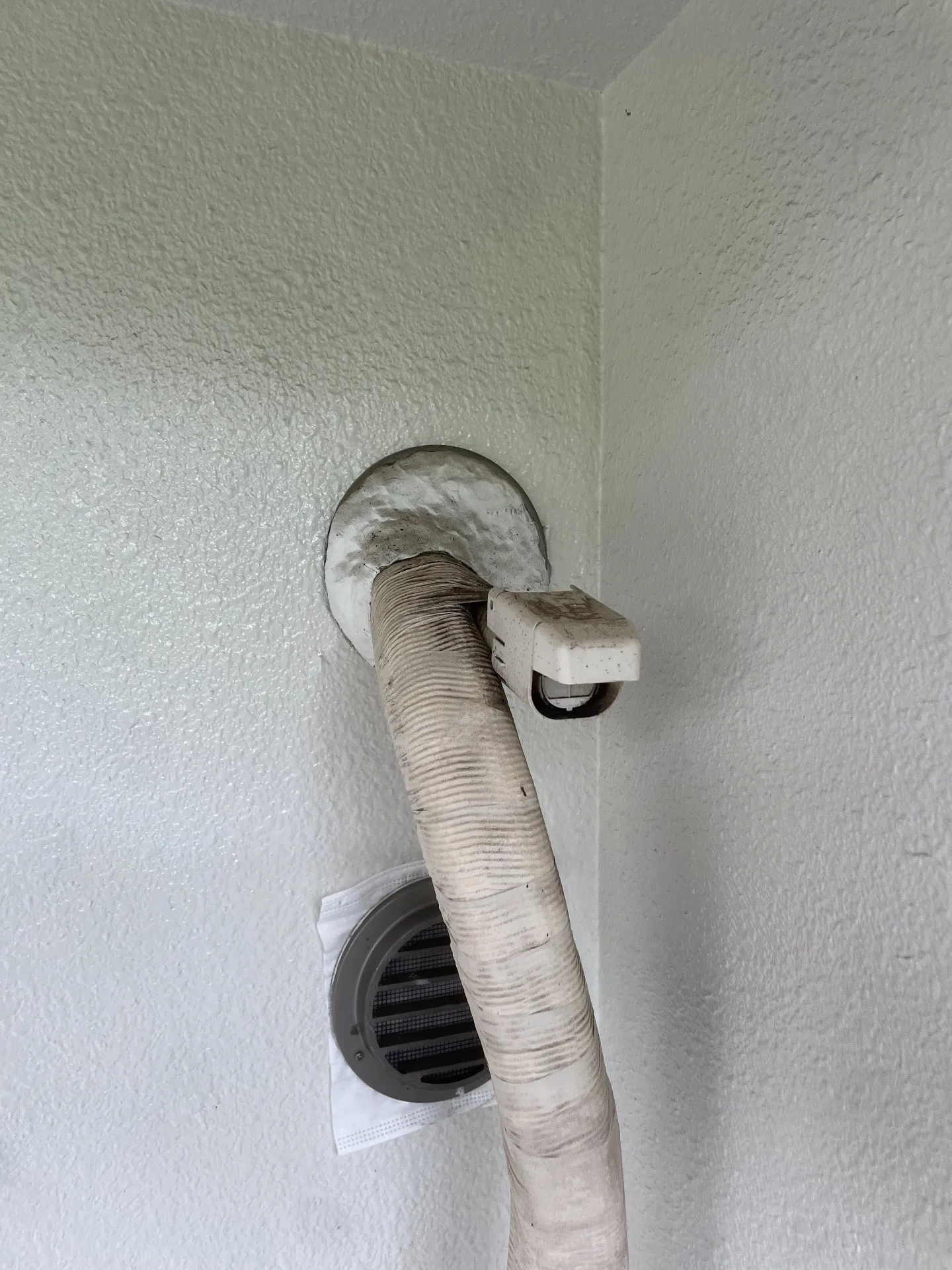 施工前屋外貫通部パテ