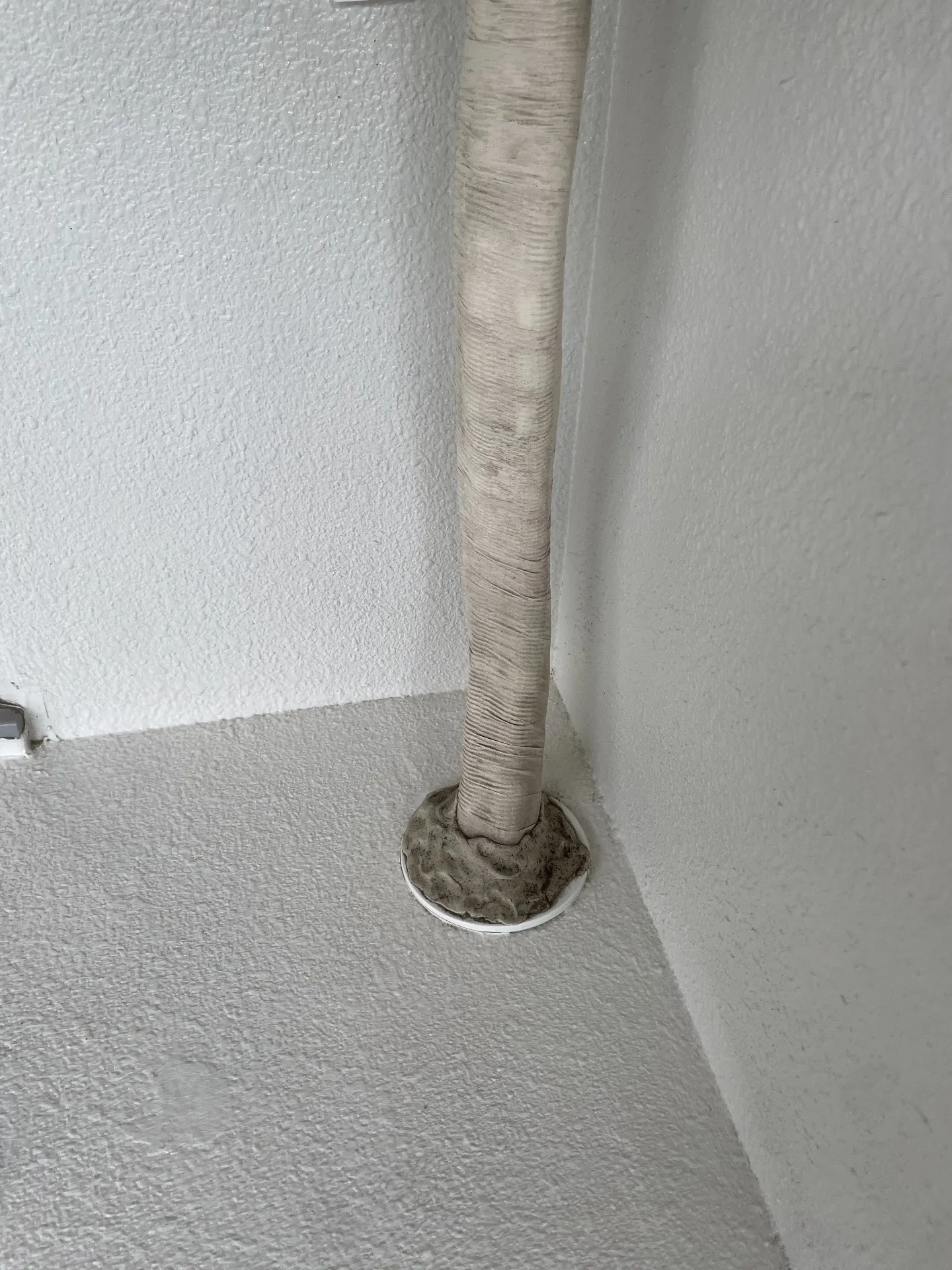 施工前屋外貫通部パテ