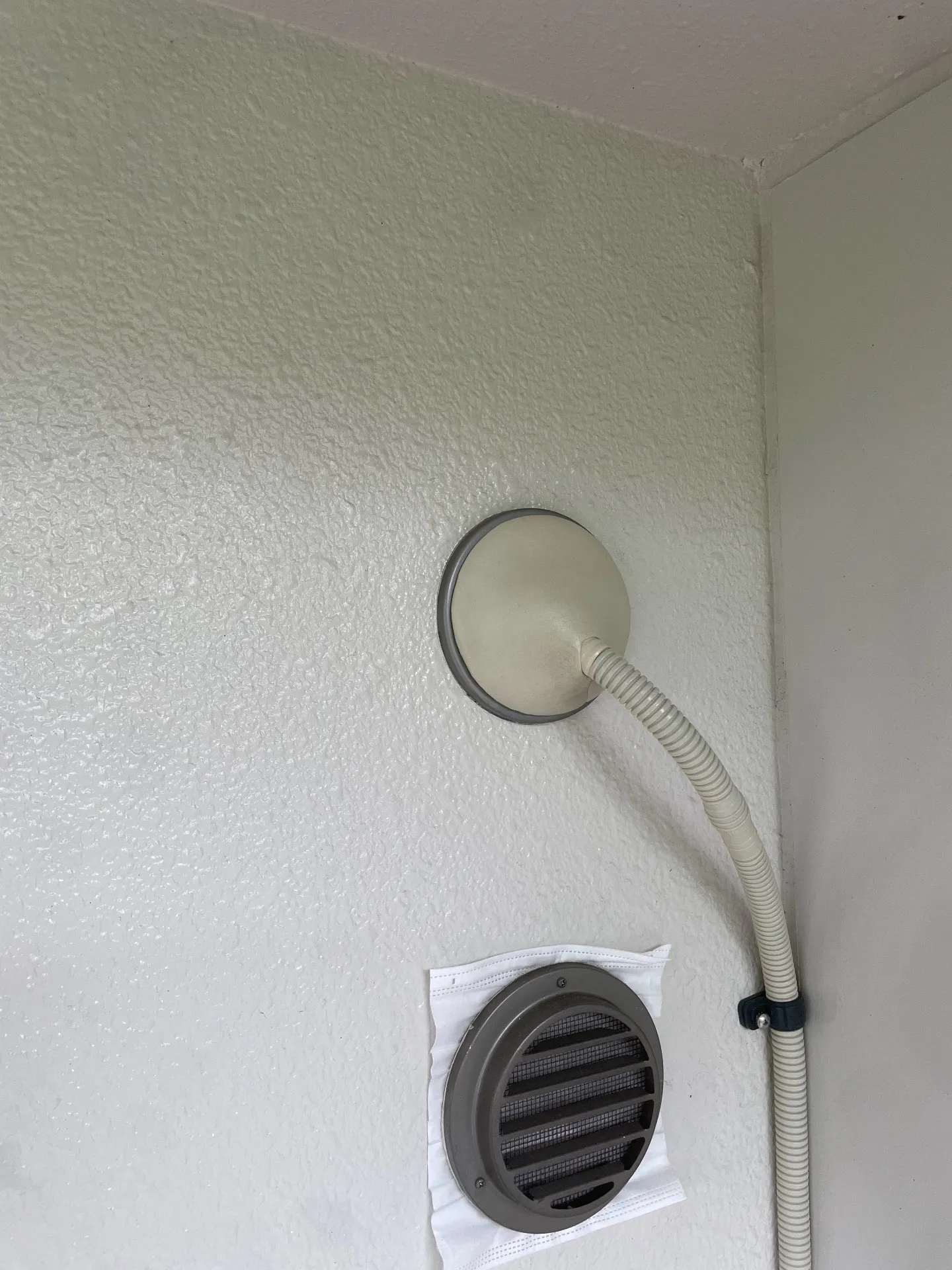 施工後屋外貫通部パテ