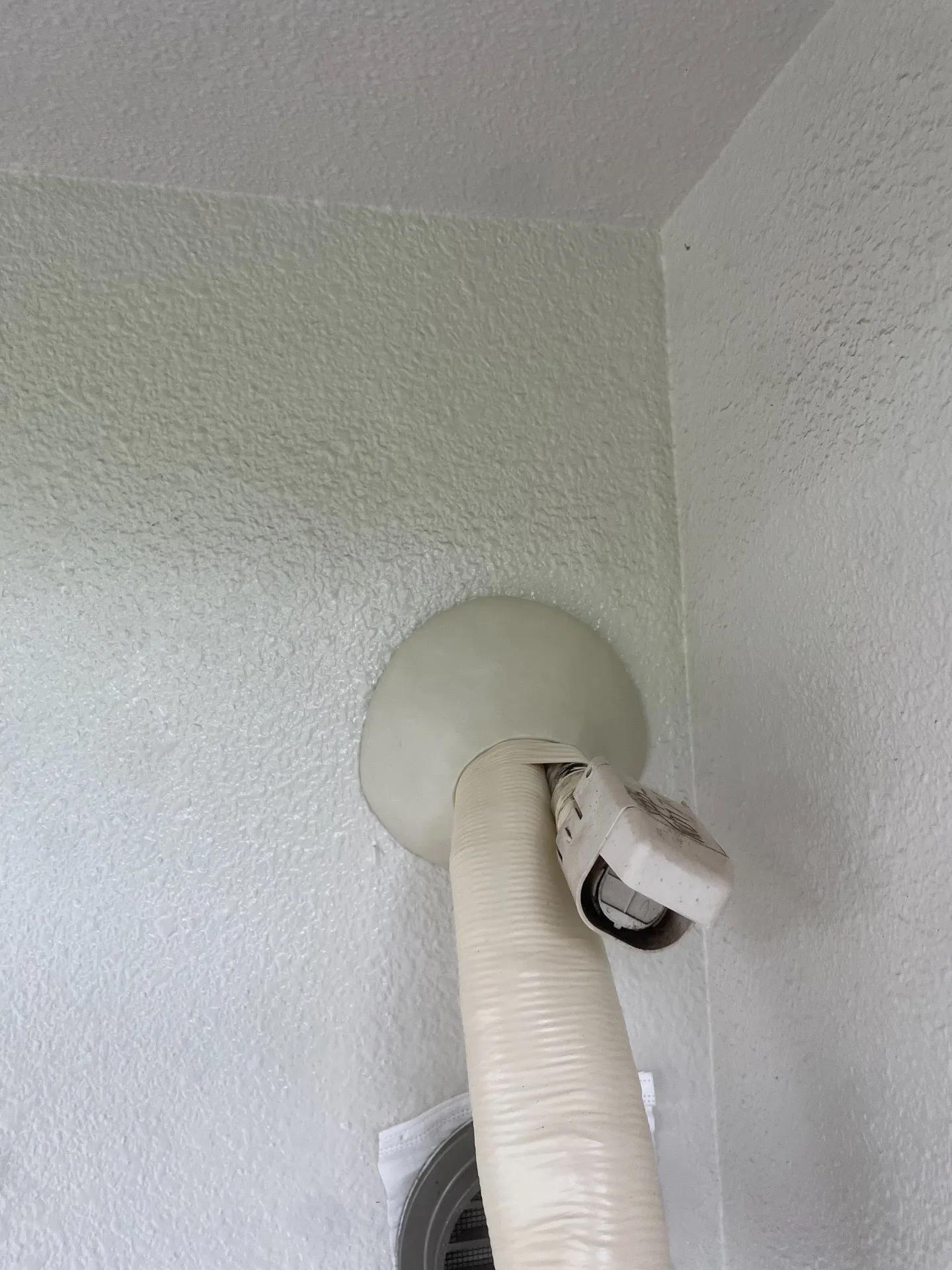 施工後屋外貫通部パテ