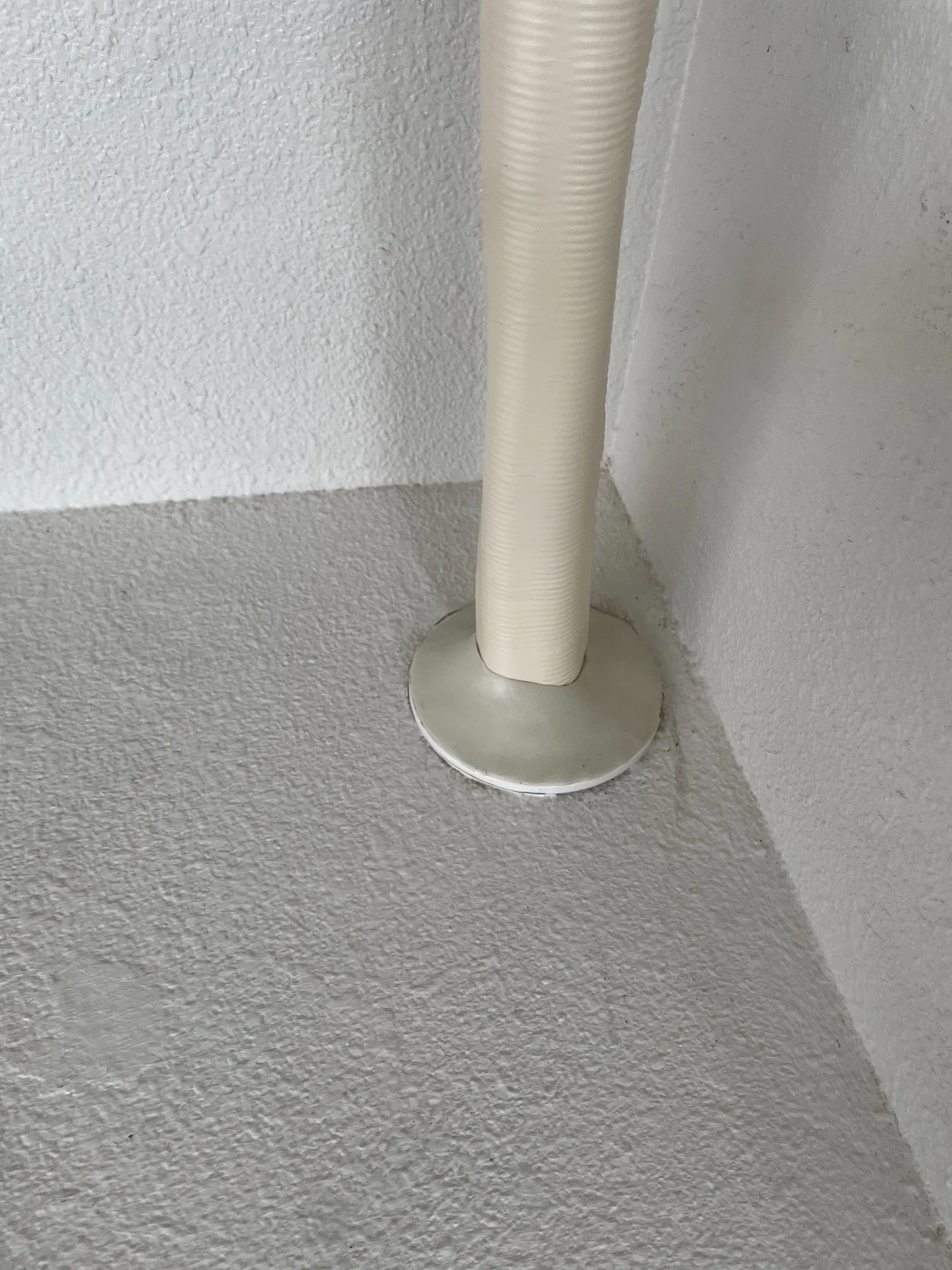 施工後屋外貫通部パテ