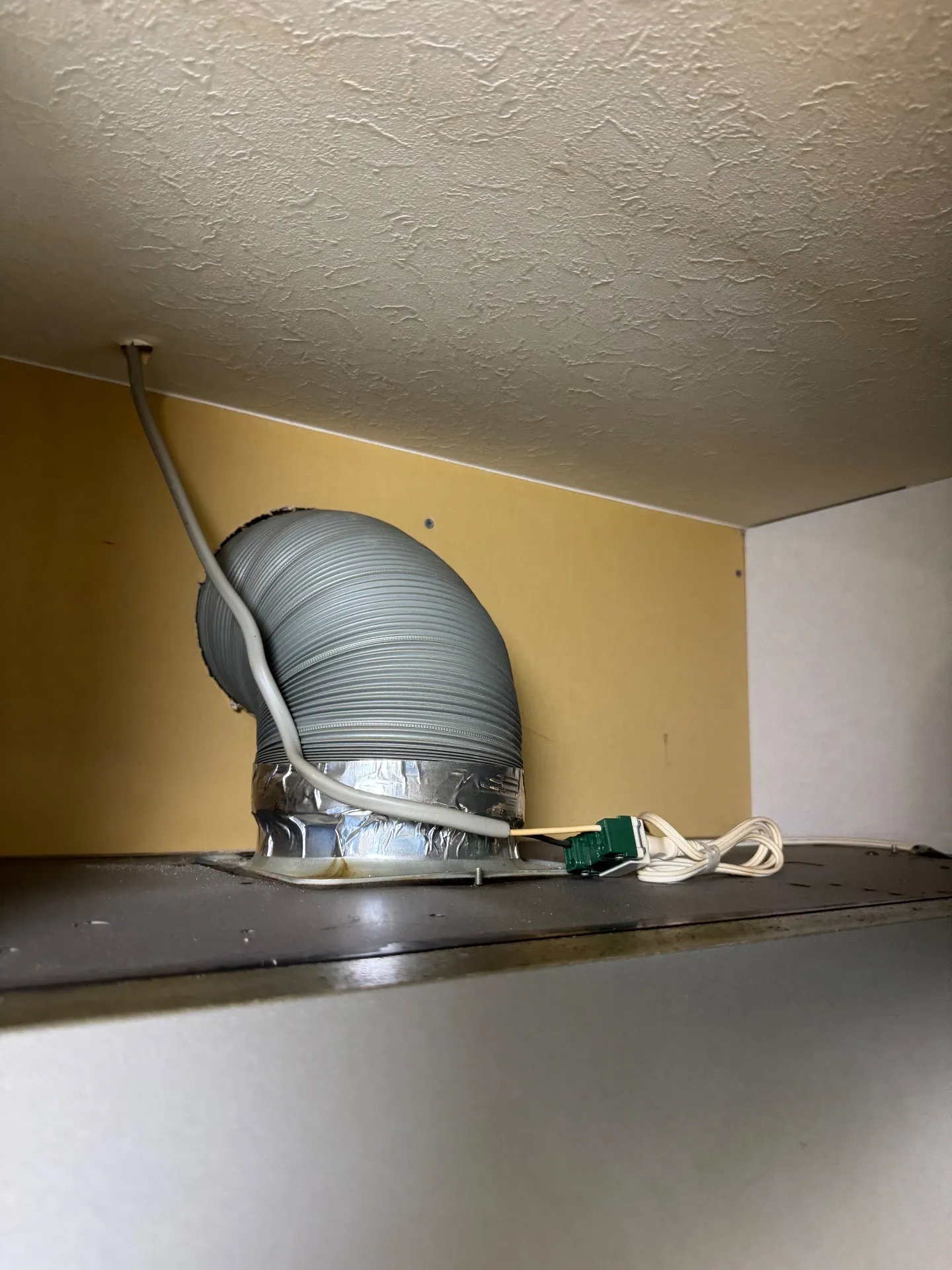 施工前排気ダクト