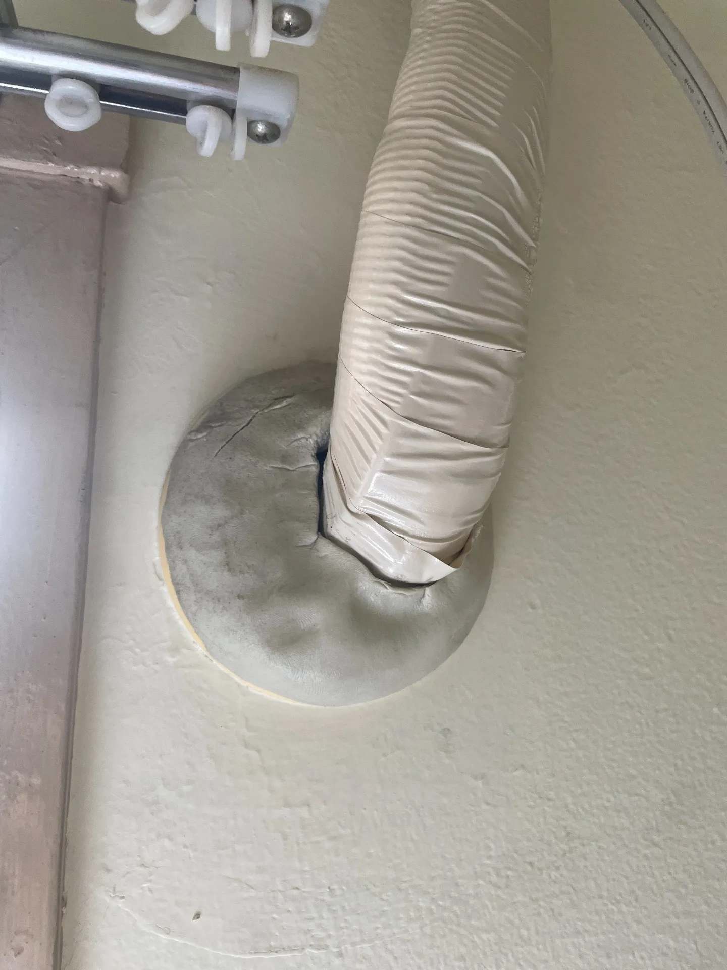 施工前貫通部パテ