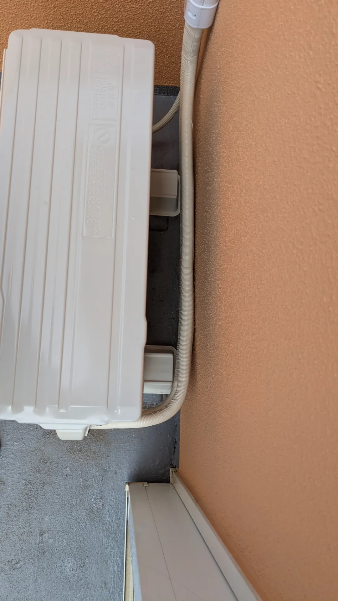 施工後室外機裏配管