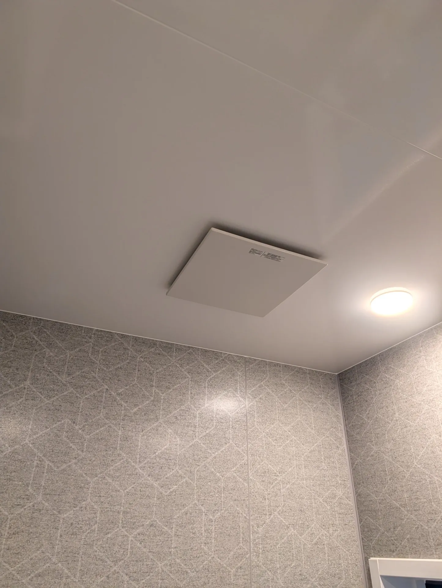 施工前天井埋め込み型換気扇