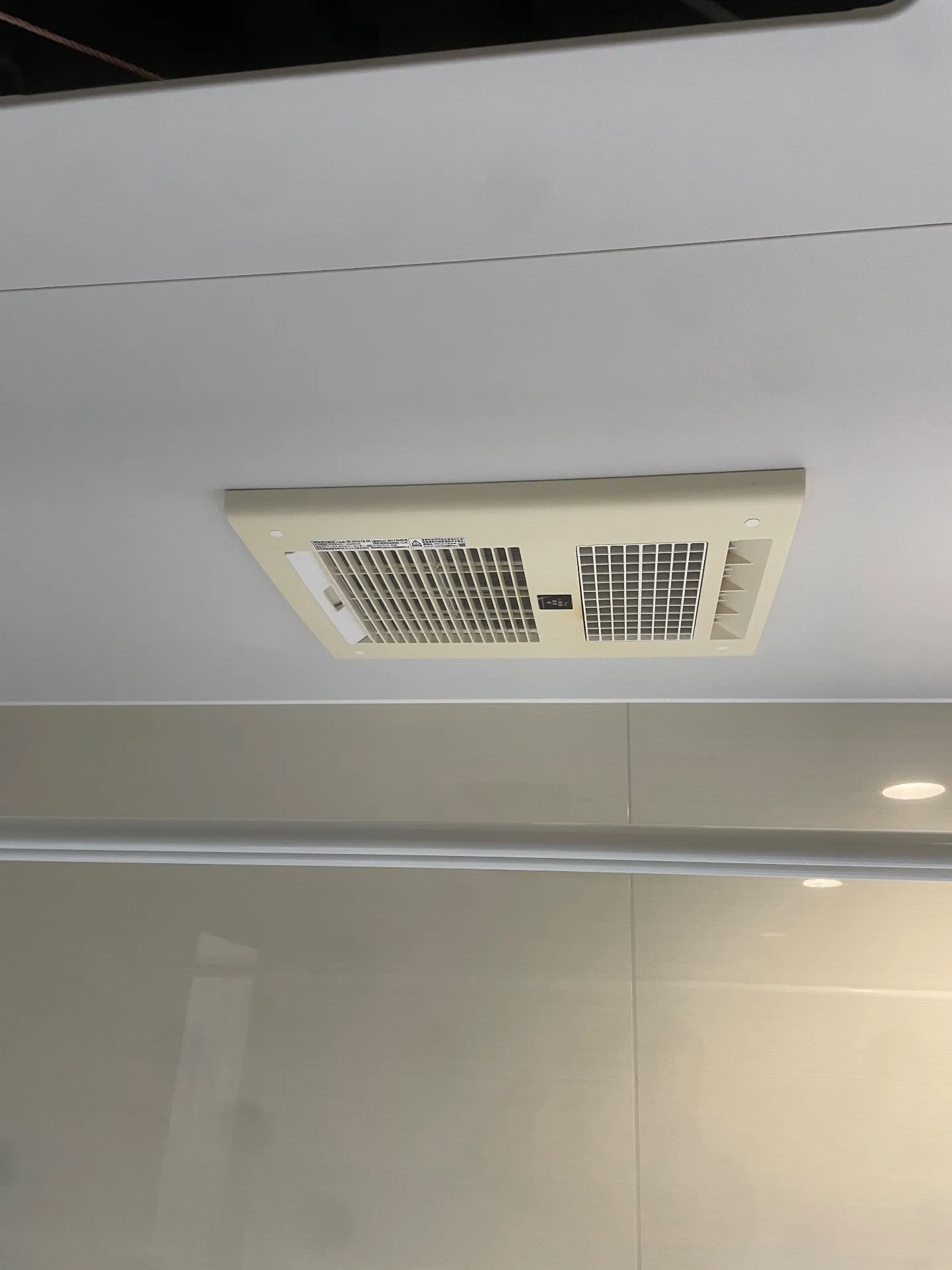 施工前天井埋め込み型浴室換気乾燥暖房機
