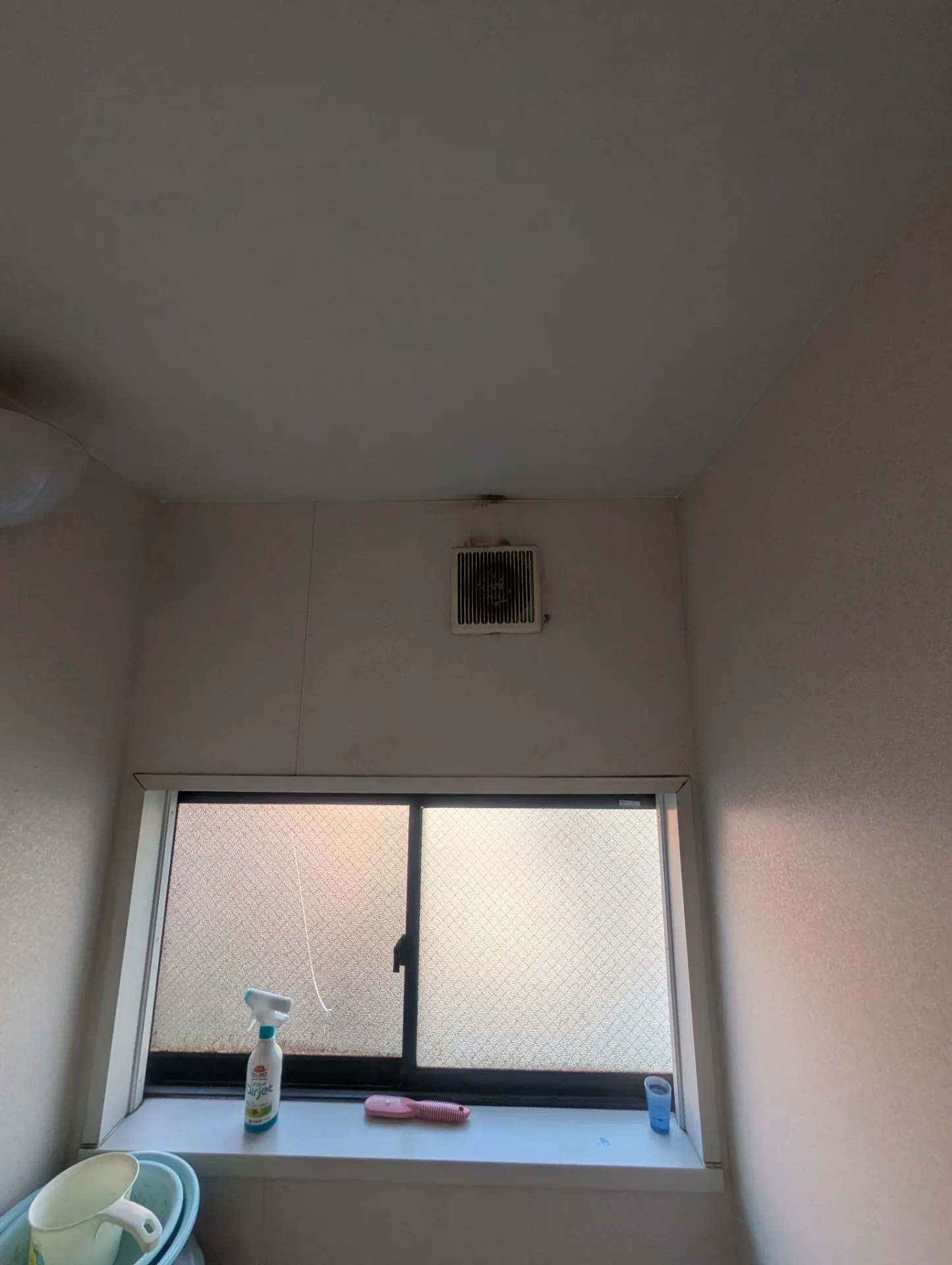 施工前壁掛け換気扇