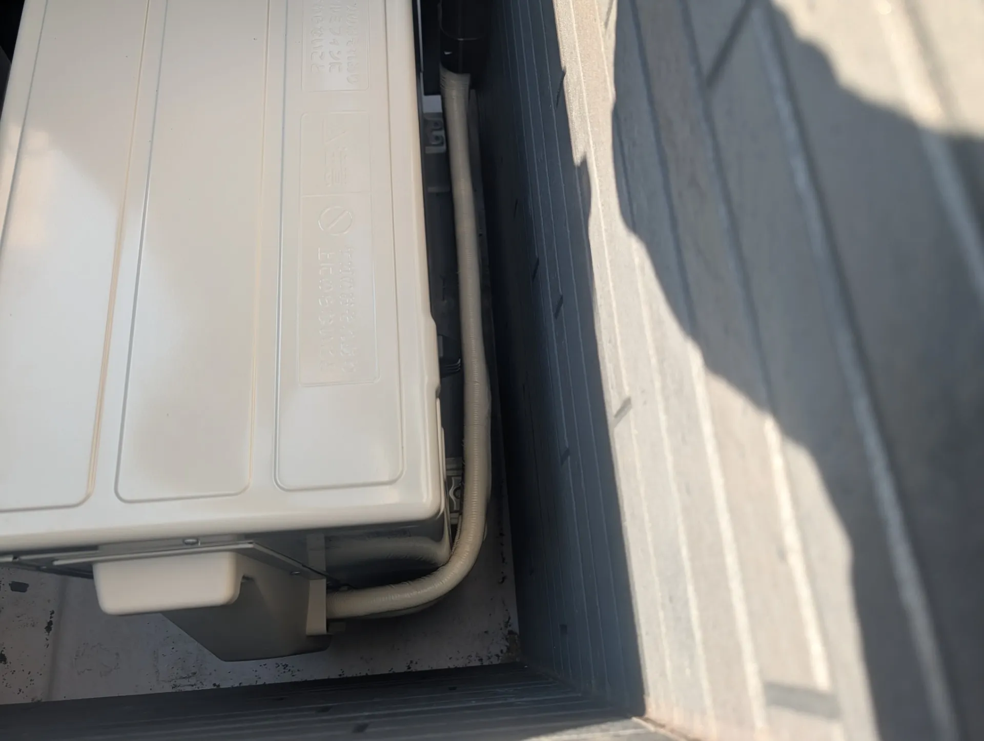 施工後室外機配管裏