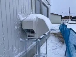 雪国の室外機設置、そのままだと故障します