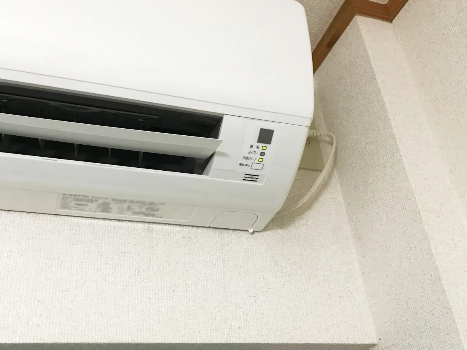 エアコンの使い始めに水が垂れる原因とは？